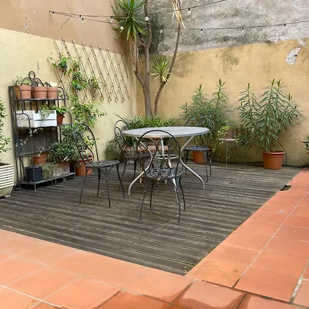 A Den For Two روما